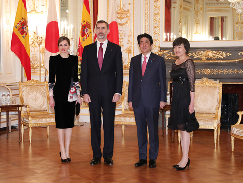与西班牙王国费利佩六世国王及王妃进行恳谈等