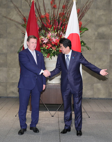 安倍总理在总理大臣官邸与拉脱维亚共和国总理马里斯·库钦斯基斯举行了首脑会谈等。