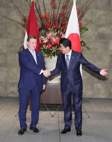 安倍总理在总理大臣官邸与拉脱维亚共和国总理马里斯·库钦斯基斯举行了首脑会谈等。