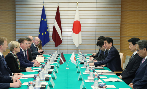 安倍总理在总理大臣官邸与拉脱维亚共和国总理马里斯·库钦斯基斯举行了首脑会谈等。