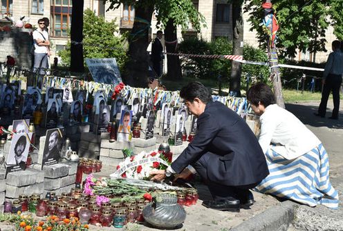 安倍总理访问了乌克兰。