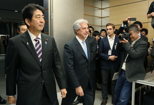 安倍总理在总理大臣官邸与乌拉圭总统巴斯克斯举行了首脑会谈等。