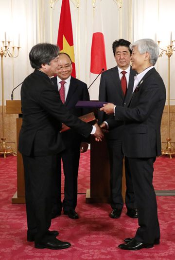 安倍总理在迎宾馆赤坂离宫与越南社会主义共和国总理阮春福举行了首脑会谈等。