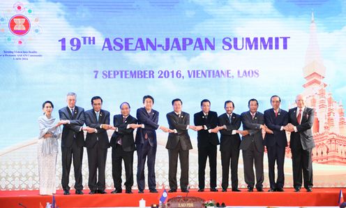 安倍总理为了出席东南亚国家联盟（ASEAN）相关首脑会议等，访问了老挝人民民主共和国的万象。