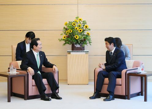 安倍总理在总理大臣官邸接受了大韩民国国会议长丁世均一行的拜会。