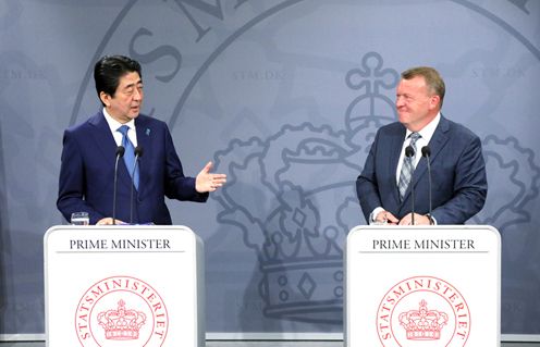 安倍总理访问了芬兰及丹麦。