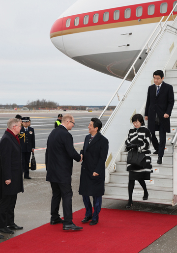 安倍总理抵达爱沙尼亚2