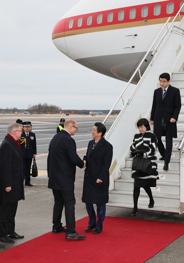 安倍总理抵达爱沙尼亚2