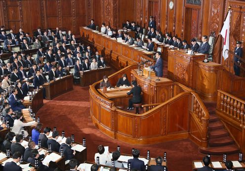 安倍总理在众议院及参议院全体会议上发表了第189届国会施政方针演说。
