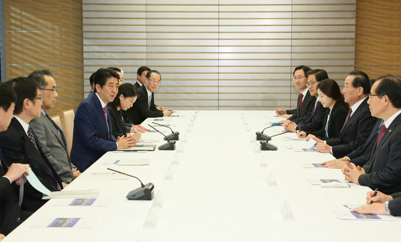 安倍总理在总理大臣官邸接受了日韩、韩日议员联盟一行的拜会。