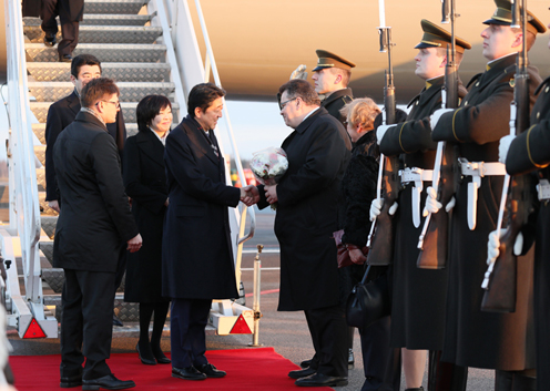 安倍总理抵达立陶宛2