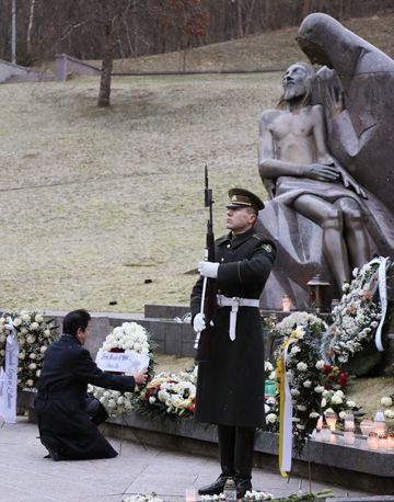 安倍总理访问安塔卡尼斯墓地1
