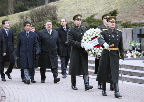 安倍总理访问安塔卡尼斯墓地2