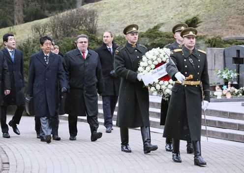 安倍总理访问安塔卡尼斯墓地2