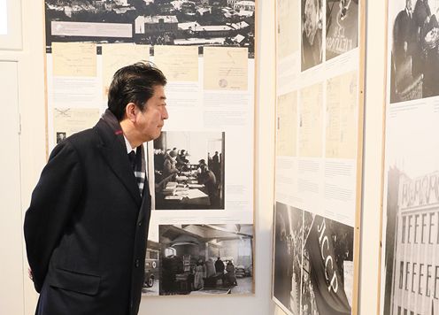 安倍总理参观杉原纪念馆4