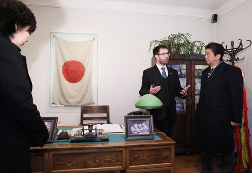 安倍总理参观杉原纪念馆8