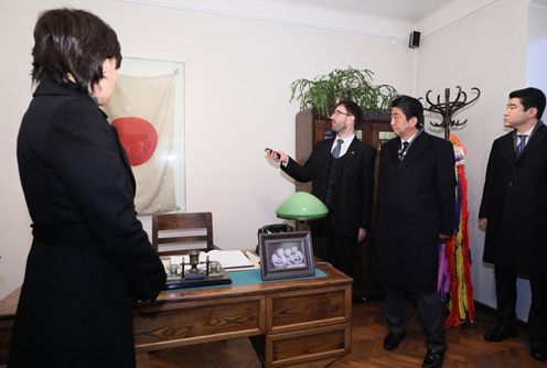 安倍总理参观杉原纪念馆9