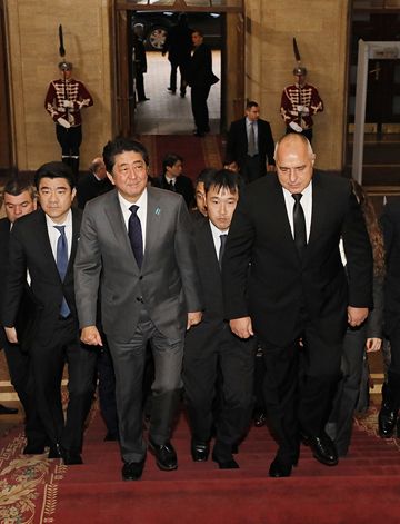安倍总理受到保加利亚总理鲍里索夫的迎接1