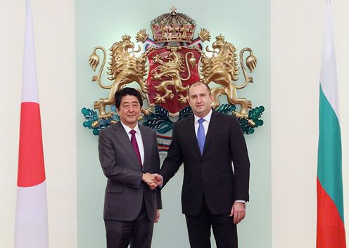 安倍总理会见保加利亚总统拉德夫2