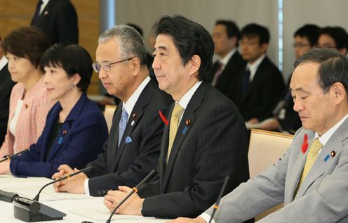 安倍总理在总理大臣官邸出席了有关每月例行经济报告等的相关阁僚会议。