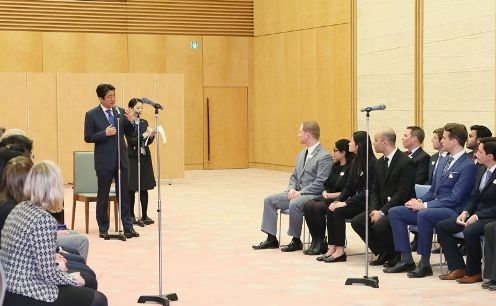 安倍总理在总理大臣官邸接受了哈佛大学肯尼迪政府学院的学生的拜会。