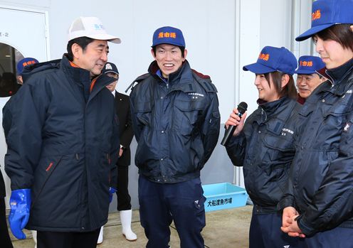 安倍总理为把握东日本大地震灾害的复兴情况，访问了岩手县和宫城县。