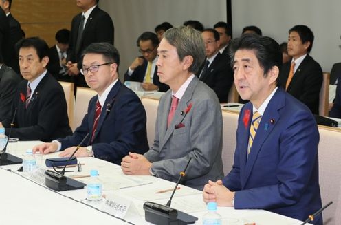 安倍总理在总理大臣官邸召开了2016年第16次经济财政咨询会议。