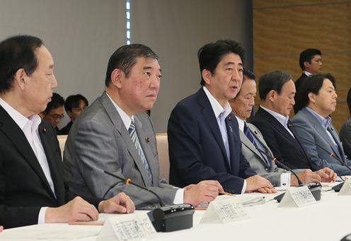 安倍总理在总理大臣官邸召开了第8次地方分权改革推进本部会议。