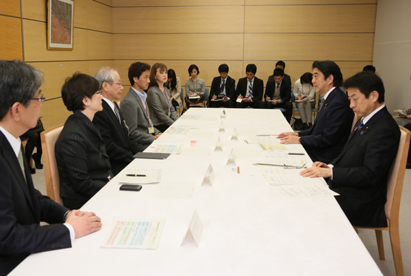安倍总理在总理大臣官邸出席了关于认知障碍症对策的意见交换会。