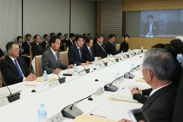 安倍总理在总理大臣官邸召开了第20次产业竞争力会议。