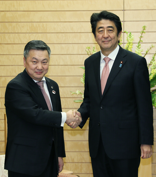 会见蒙古国家大呼拉尔(议会)主席恩赫包勒德