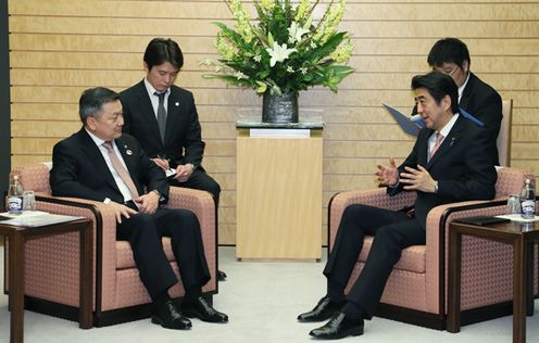 安倍总理在总理大臣官邸接受了蒙古国家大呼拉尔(议会)主席恩赫包勒德的拜会。
