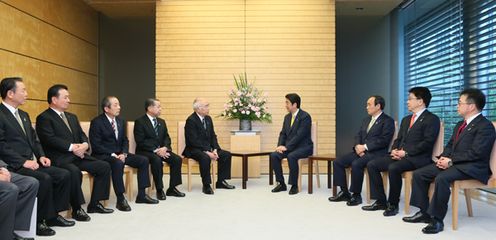 安倍总理在总理大臣官邸会见了JA全中（全国农业协同组合中央会）等JA集团。