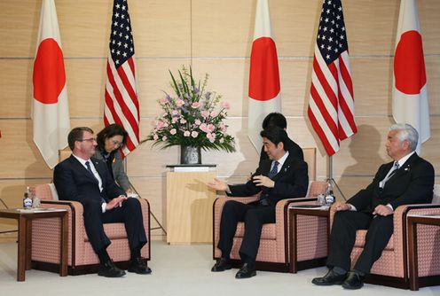 安倍总理在总理大臣官邸接受了美利坚合众国国防部长阿什顿•卡特的拜会。