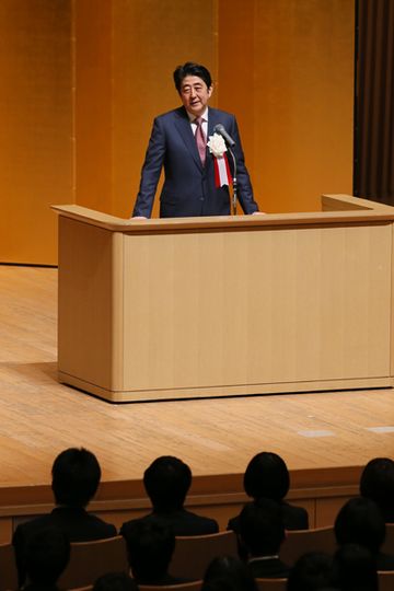 安倍总理出席了在东京都内举行的第49次国家公务员联合初任培训的结束仪式，并作了训示。