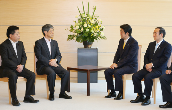 执政党协商会递交关于完善和平安全保障法制的报告