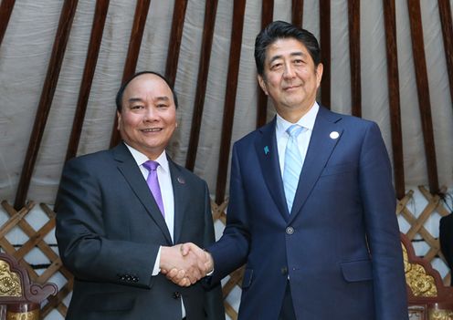 安倍总理为了出席第11届ASEM（亚欧会议）首脑会议等，访问了蒙古国的乌兰巴托。