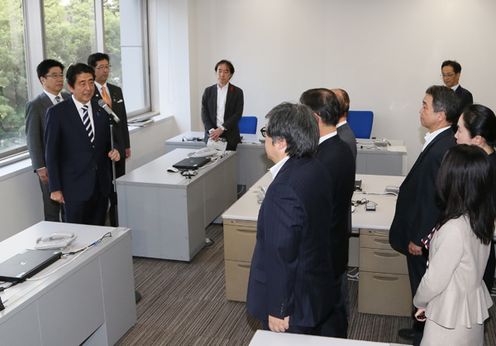 安倍总理举行了一亿总活跃推进室挂牌仪式并对职员作了训示。