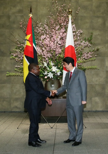 安倍总理在总理大臣官邸与莫桑比克共和国总统菲利佩·雅辛托·纽西举行了首脑会谈等。