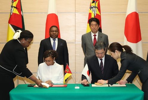 安倍总理在总理大臣官邸与莫桑比克共和国总统菲利佩·雅辛托·纽西举行了首脑会谈等。