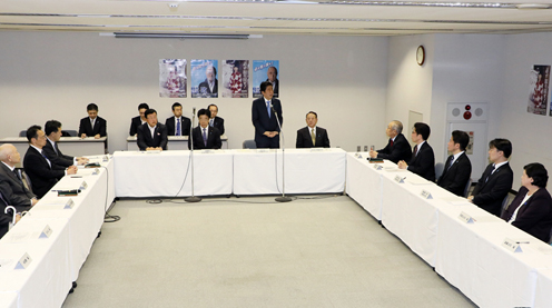安倍总理在东京都内与北朝鲜绑架受害者家属举行了恳谈，并出席了“本年中救出所有北朝鲜绑架受害者！国民大集会”。