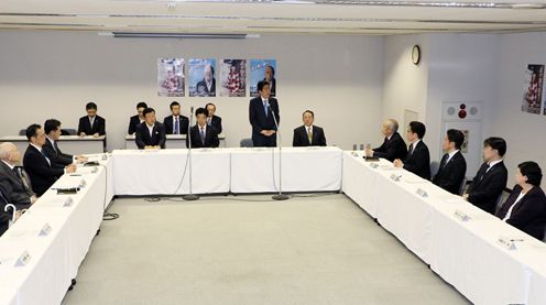 安倍总理在东京都内与北朝鲜绑架受害者家属举行了恳谈，并出席了“本年中救出所有北朝鲜绑架受害者！国民大集会”。