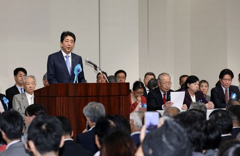安倍总理在东京都内与北朝鲜绑架受害者家属举行了恳谈，并出席了“本年中救出所有北朝鲜绑架受害者！国民大集会”。