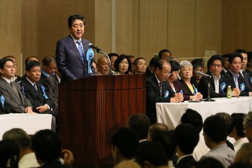 安倍总理在东京都内与北朝鲜绑架受害者家属举行了恳谈，并出席了“仍未结束、坚持到底，通过制裁与国际合作实现救出全员！国民大集会”。