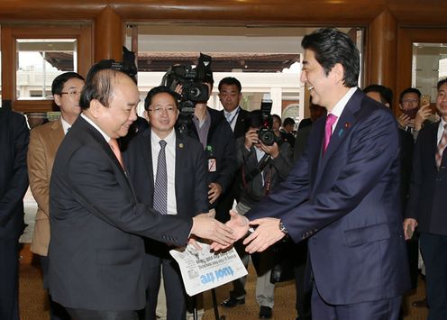 安倍总理访问了越南社会主义共和国的河内。