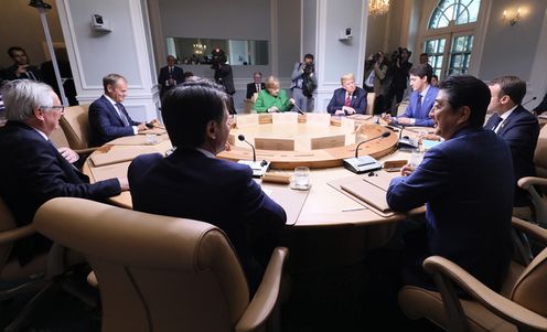 安倍总理参加工作会议3