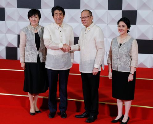 安倍总理为出席亚太经合组织（APEC）领导人会议访问了菲律宾共和国的马尼拉。