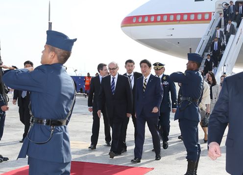 安倍总理为了出席亚太经合组织（APEC）领导人会议等访问了秘鲁共和国的利马。