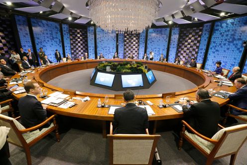 安倍总理为了出席亚太经合组织（APEC）领导人会议等继续访问了菲律宾共和国的马尼拉。
