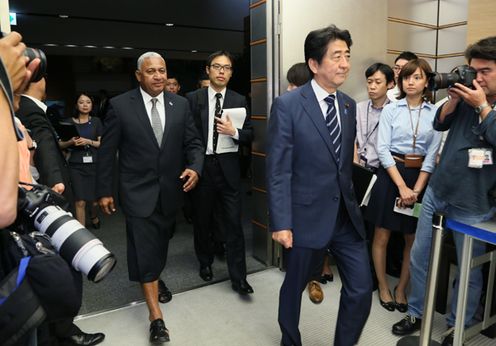 安倍总理在总理大臣官邸举行了日本・斐济首脑会谈等。